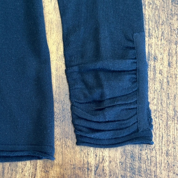 Central Park West Luxe | Black Silk & Cashmere Turtleneck Swester - Picture 2 of 6